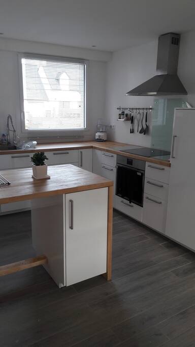 Cuisine toute équipée, Cafetière Nespresso, lave vaisselle, four, plaque induction, robots ménagers
