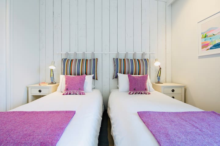 Vyumba vyote viwili vina hifadhi ya kutosha na droo za kifua, WARDROBE, meza za kitanda na taa.