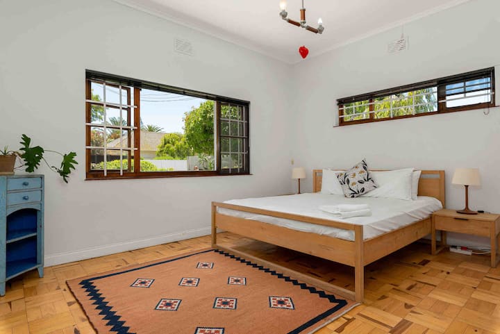 ห้องนอนหลักพร้อมที่นอนคิงไซส์ 