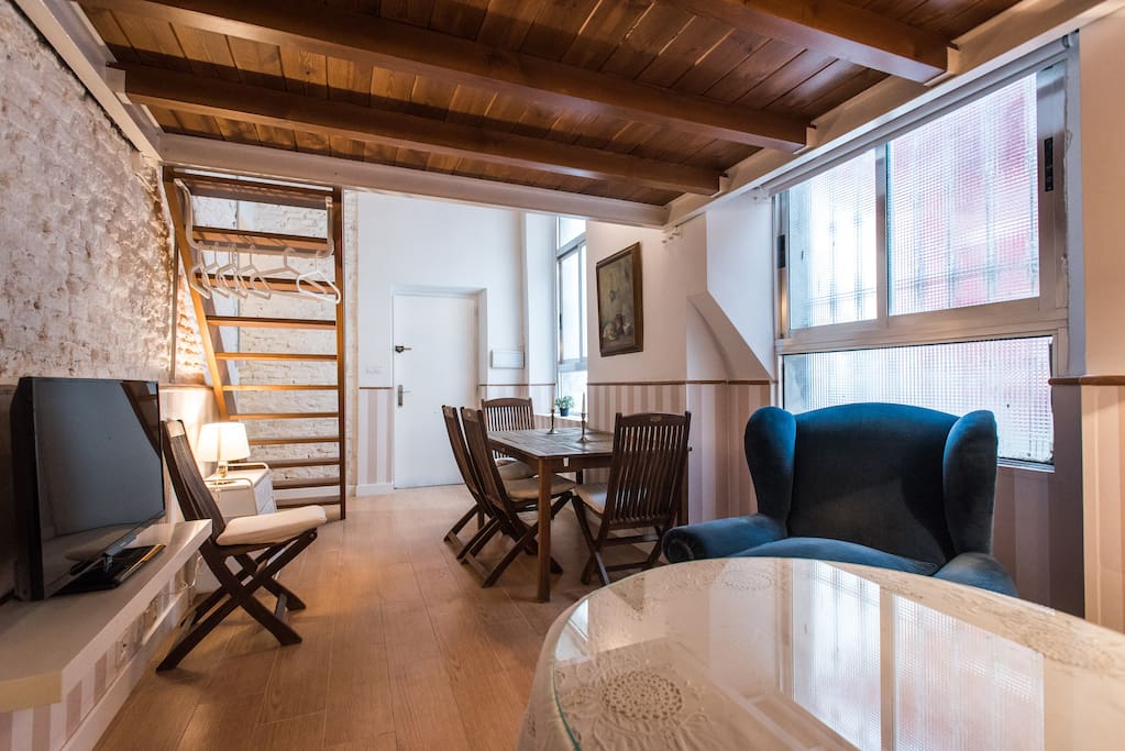 Salón y escalera subida dormitorio 1
