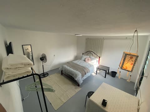 Adorable 1-bedroom guesthouse with free parking