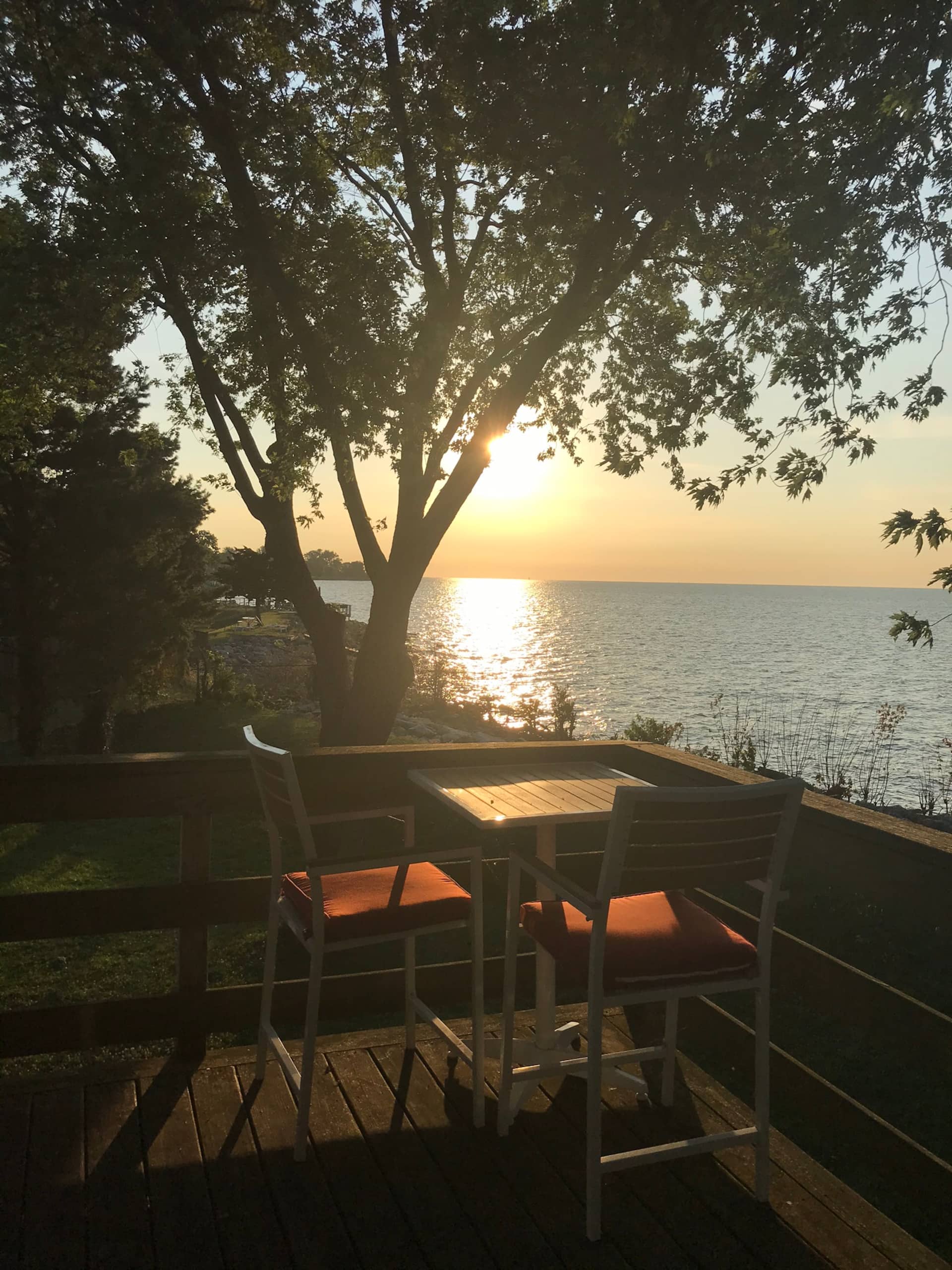 ”Lakeside Loft” Spectacular Lakefront Sunrise!