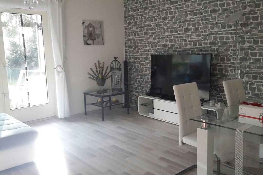Helles Wohnzimmer mit grosser Fensterfront