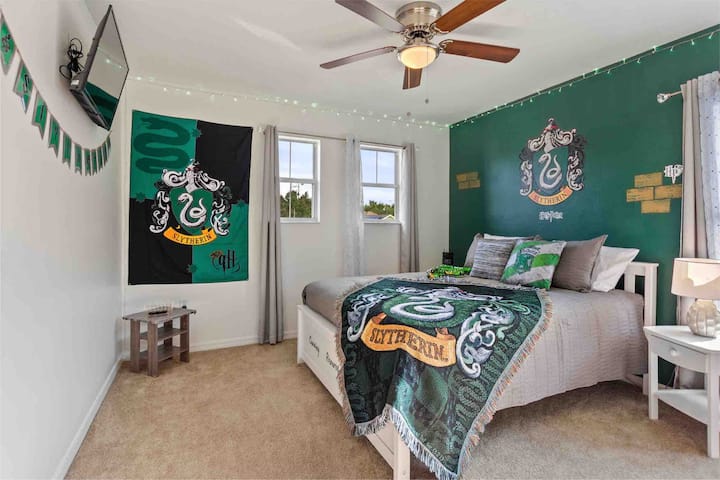 Slytherin’s are known for being ambitious, cunning, and resourceful. This room features a queen bed on the second floor with a shared bathroom. 