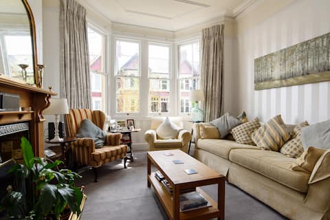 Successful Airbnb property: 3 bedrooms for up to 5 people, easy walk to Centre in Roath