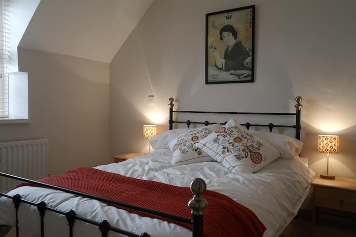 1. spavaća soba:  

Bračni krevet, hrskave pamučne plahte, udoban poplun, ormar i vlastita tuš-kabina.

Vrlo prostran s pogledom na lisnatu uličicu i poljoprivredno zemljište.