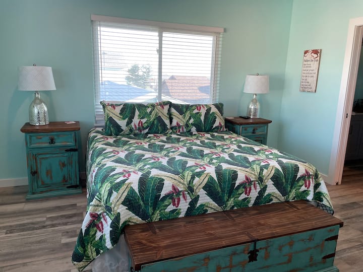 Dormitorio principal con cama tamaño king. Despiértate con vistas increíbles al océano