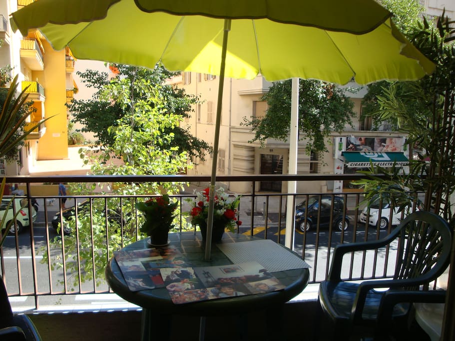 Balcon donnant sur le Boulevard de Cessole - ombre l'après-midi
