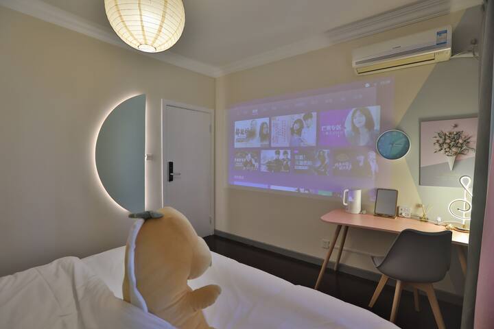 床上用品：品牌床垫+星级床上用品
独立浴室：淋浴房
高清投影：1080P在线观影+手机投屏
办公学习：桌子+椅子