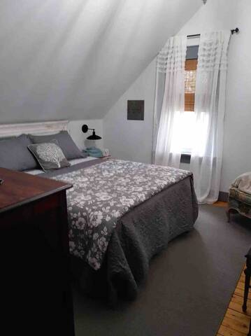 The King’s Hideaway. Hot Tub, pizza oven, private. gallery image 5