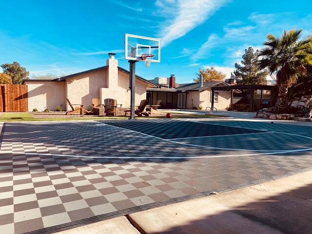 9 mins to Strip w/ Pool,Basketball,Firepit & Games gallery image 2