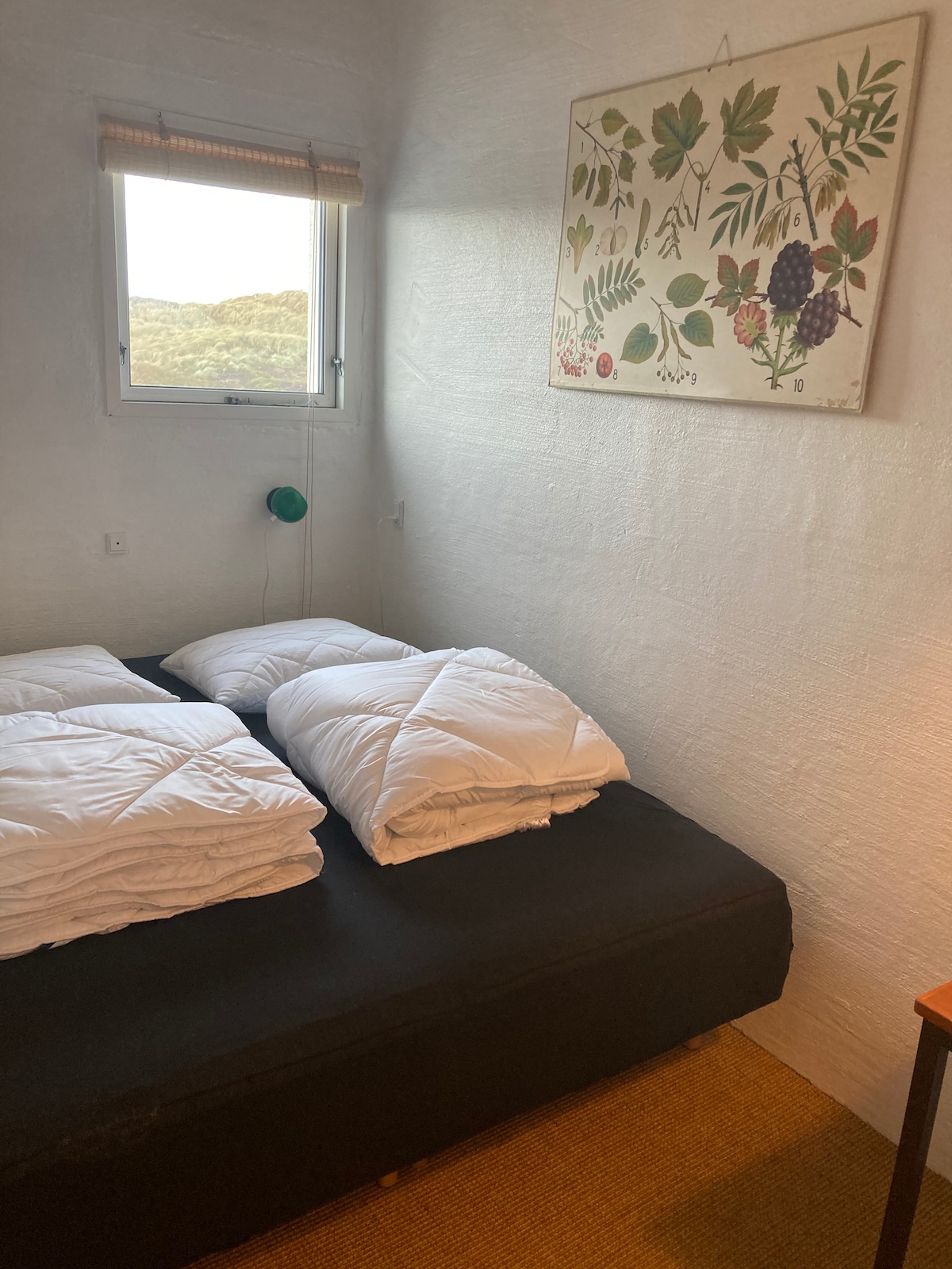 ห้องนอน 2 ห้องพร้อมโต๊ะทำงานและเก้าอี้วิวเนินทราย