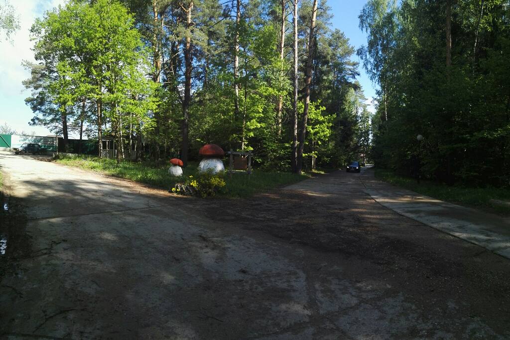 въезд в посёлок на право