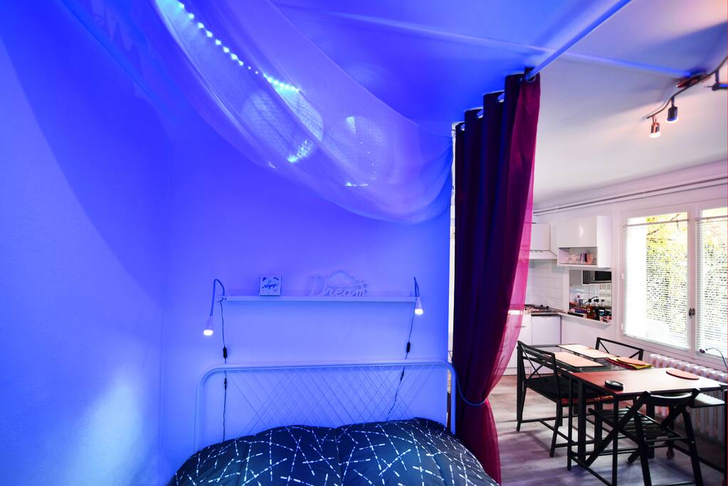 A vous de choisir l'ambiance. Ici, bleu Azur, comme la piscine... Grand lit 160x200 confortable, occlusion par rideau possible pour plus d'intimité