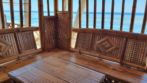 Beachfront kubo with dedicated bathroom and Wi-Fi