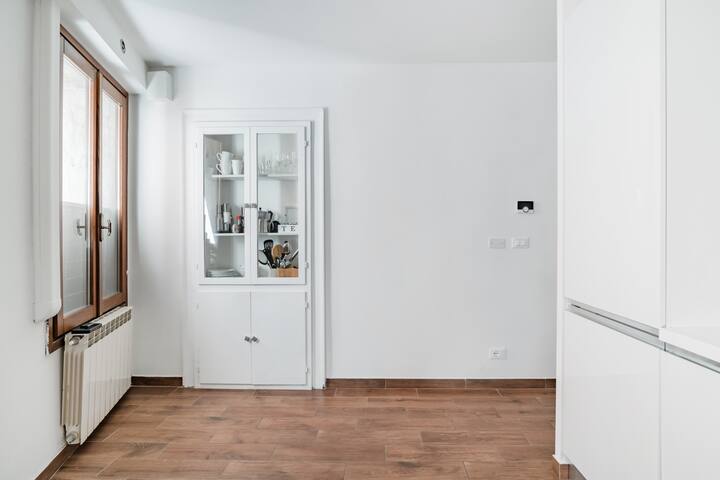 Testa d’Oro 2 – View onto the Rialto Bridge steps gallery image 2