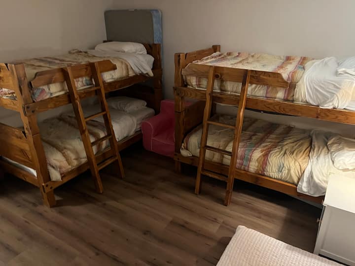 楼下3号卧室配有2套双层床。共有4张床。 