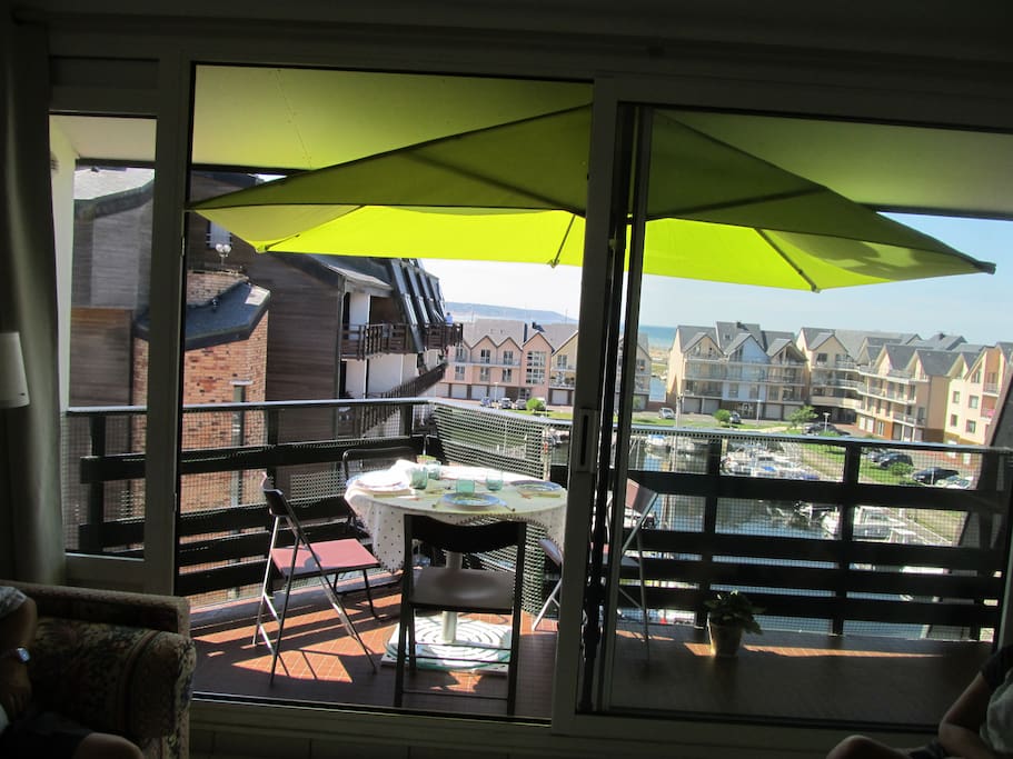 Balcon sur la marina avec vue sur la plage de Deauville !