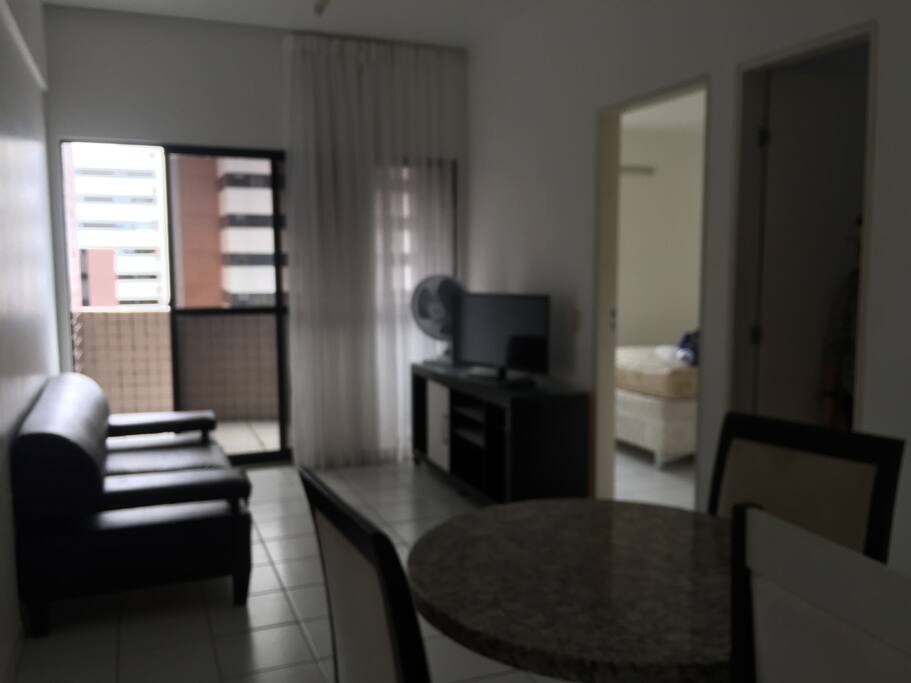 Sala equipada com sofá-cama e TV