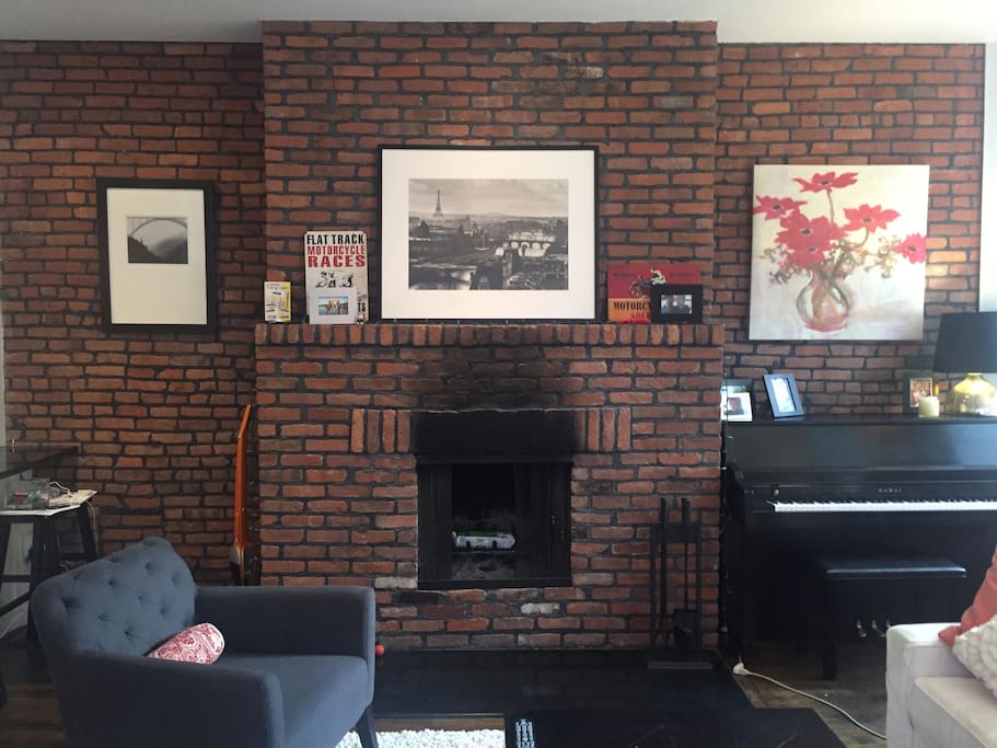 Working Fireplace
(please use Duraflame Logs)