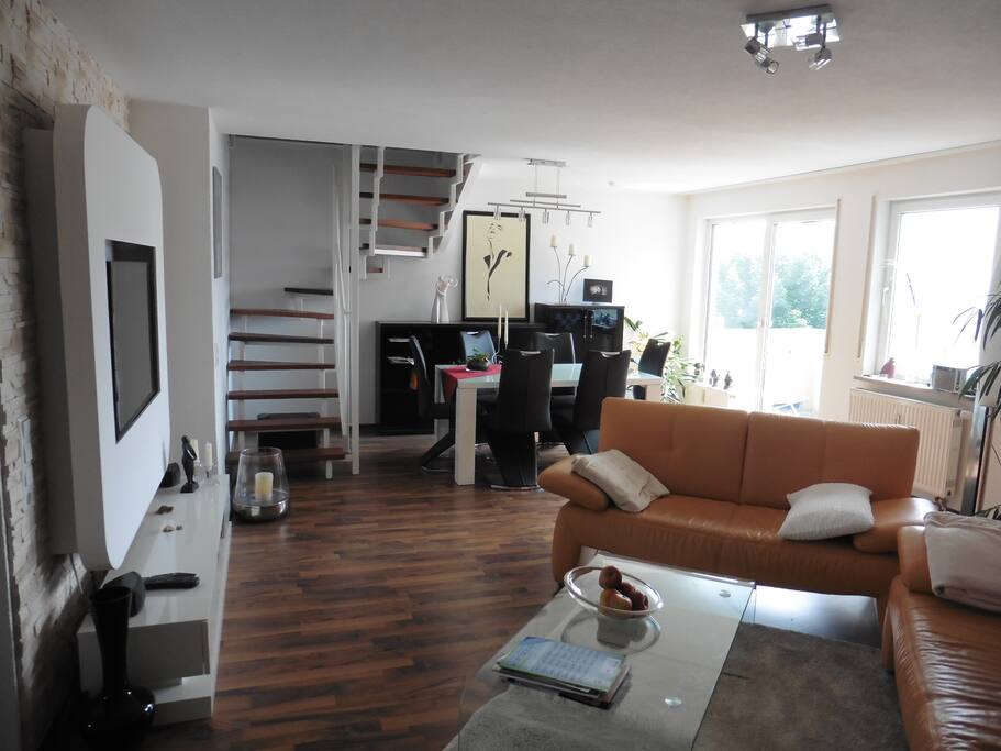 Wohn / Esszimmer mit Treppe ins Schlafzimmer ( Maisonettenzimmer)