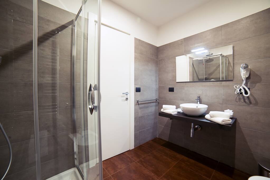 Bagno con ampio box doccia, set di cortesia, asciugamani, teli in spugna ed asciugacapelli.