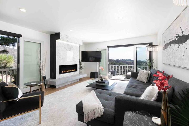 Luxury Brentwood Home with Stunning Views gallery image 3