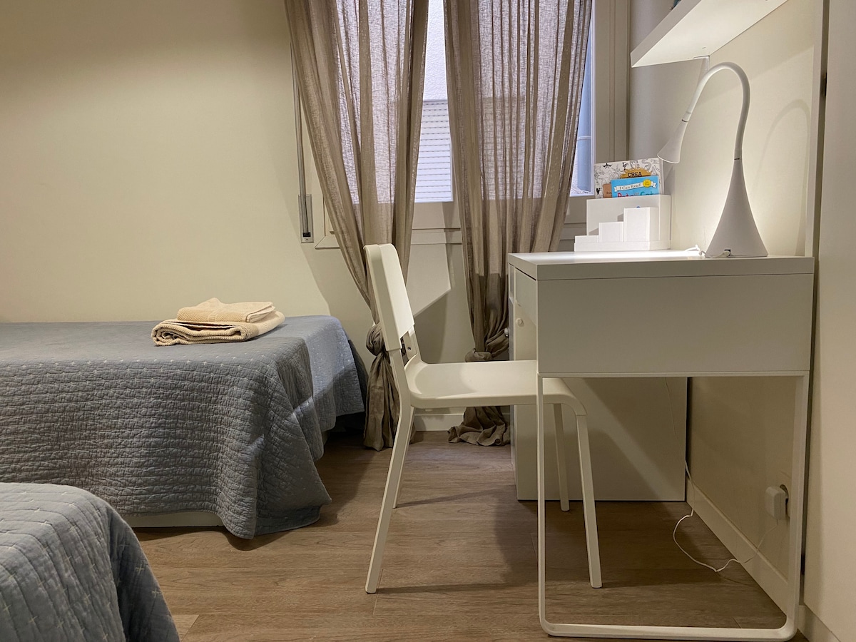 Radni stol u sobi s bračnim krevetom