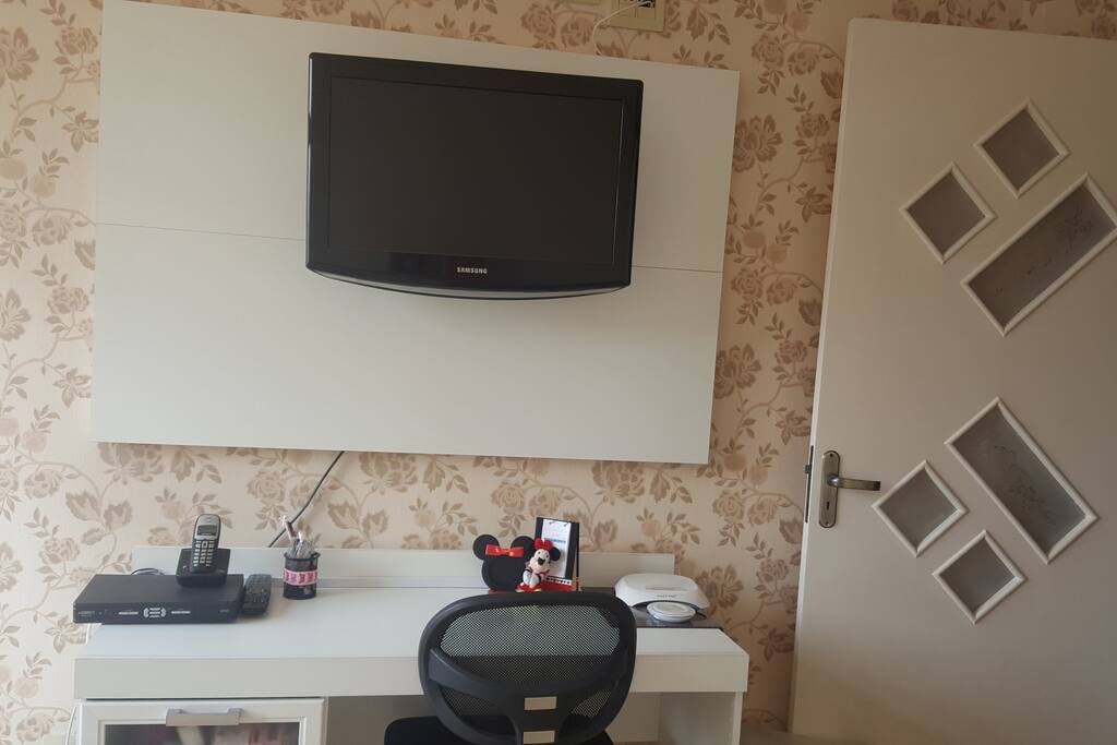 Quarto com estação para trabalho/escrivaninha.
TV com sinal de tv a cabo e sinal de Wiffi em todo o apartamento