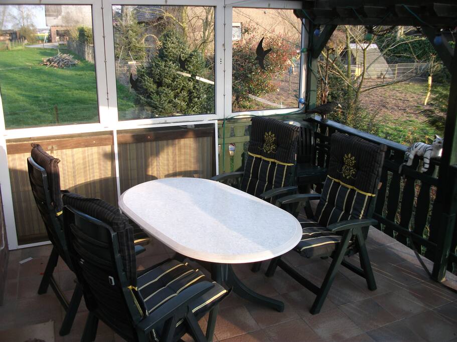 Überdachte Terrasse mit Markise