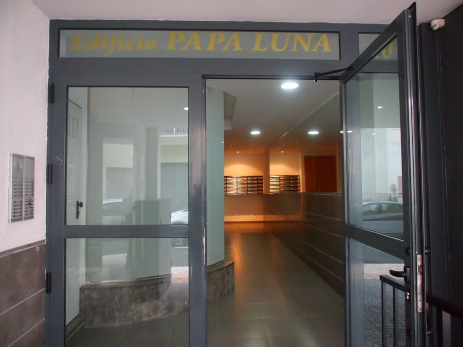 Entrada al edificio Papa Luna