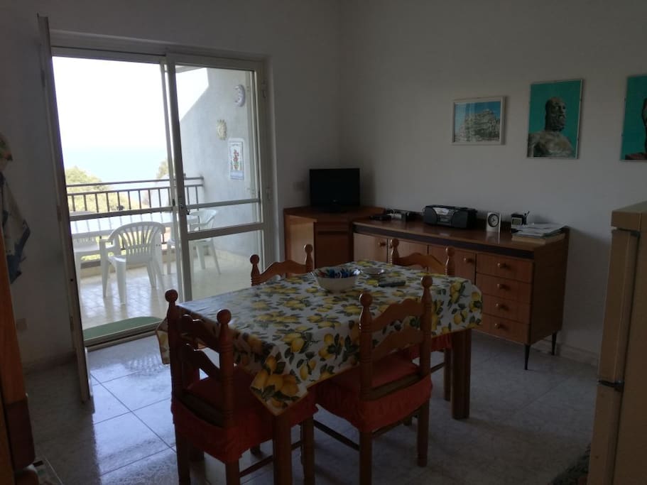 cucina con terrazzo vista mare