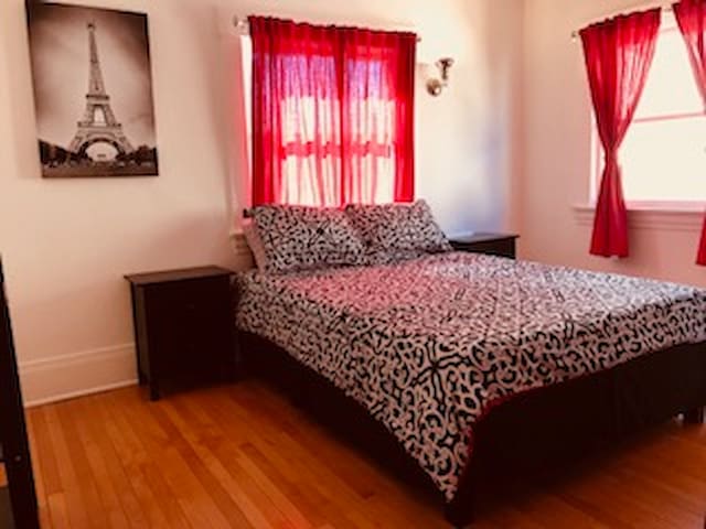 Cozy  redecorated room near Universal Studios