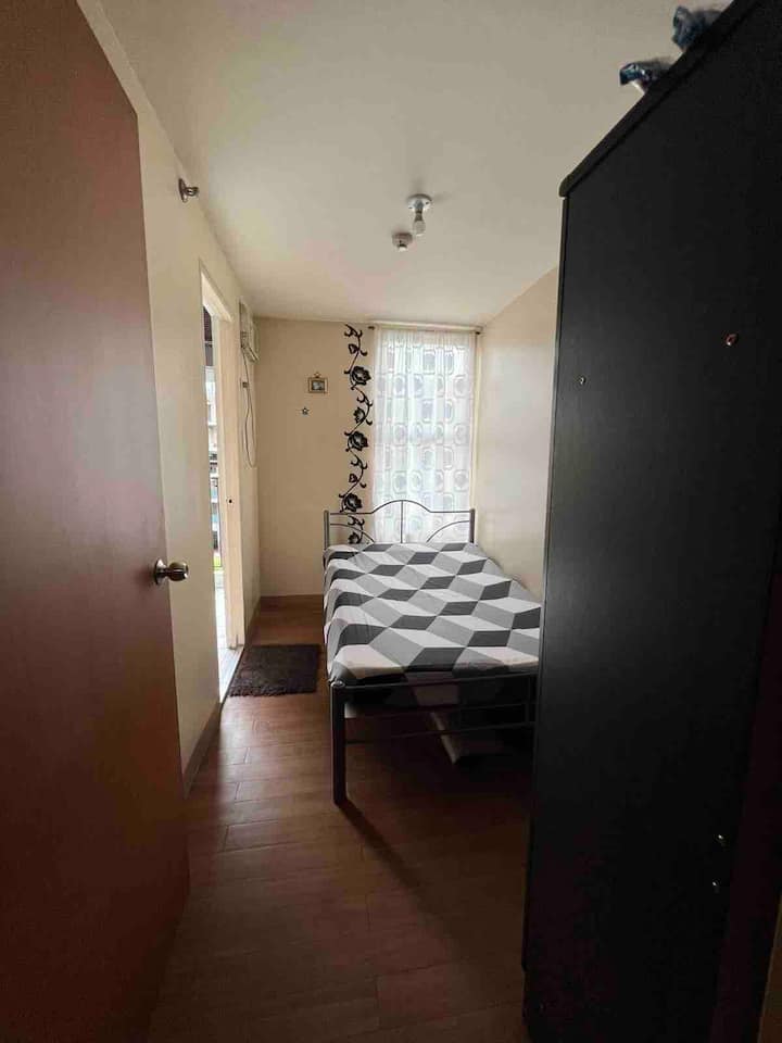 Საძინებელი 2 ორადგილიანი საწოლითა და კარადით. Მას პატარა აივანიც აქვს...