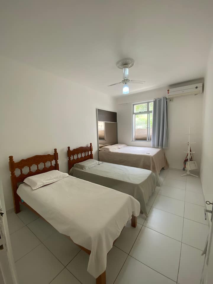 房间配有两张单人床和一张双人床。 配有空调和吊扇。 可安静地容纳4人。