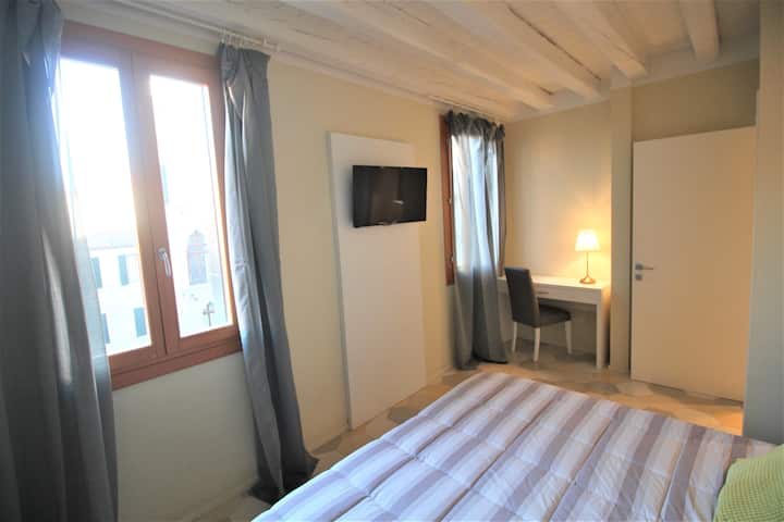Dormitorio principal con baño privado, baño completo 