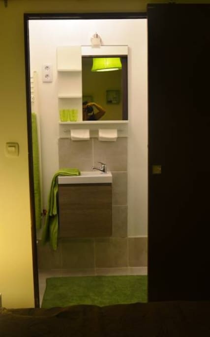 petite salle de bain avec lave-main
