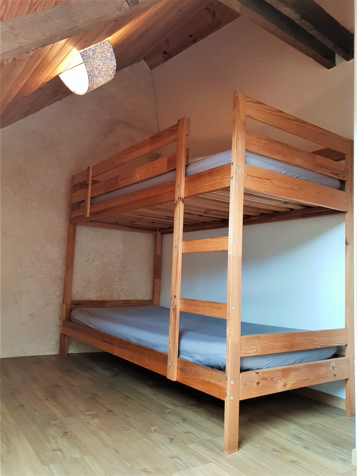 ห้องนอน 3: เตียงสองชั้นขนาด 90x200 ซม. และตู้เก็บของ หนังสือและเกมสำหรับเด็กวิวสวน