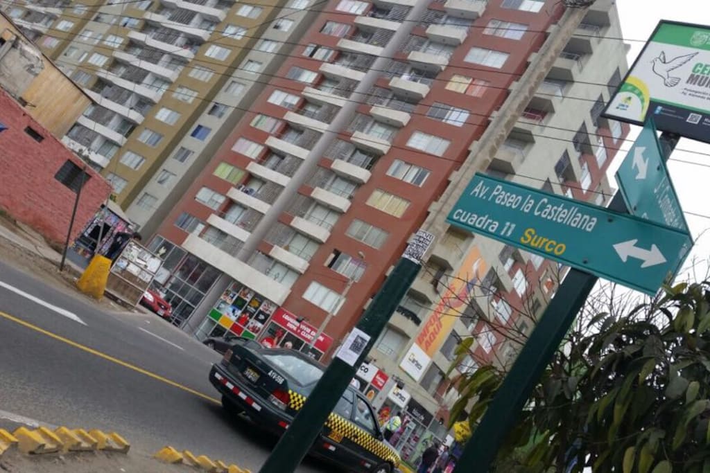 Esquina de Condominio y Paradero de Bus