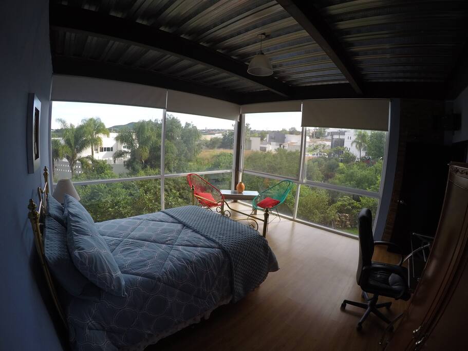 Cuarto con vista al jardín.