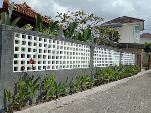 Daksinapura, 3-bedroom villa with nice garden