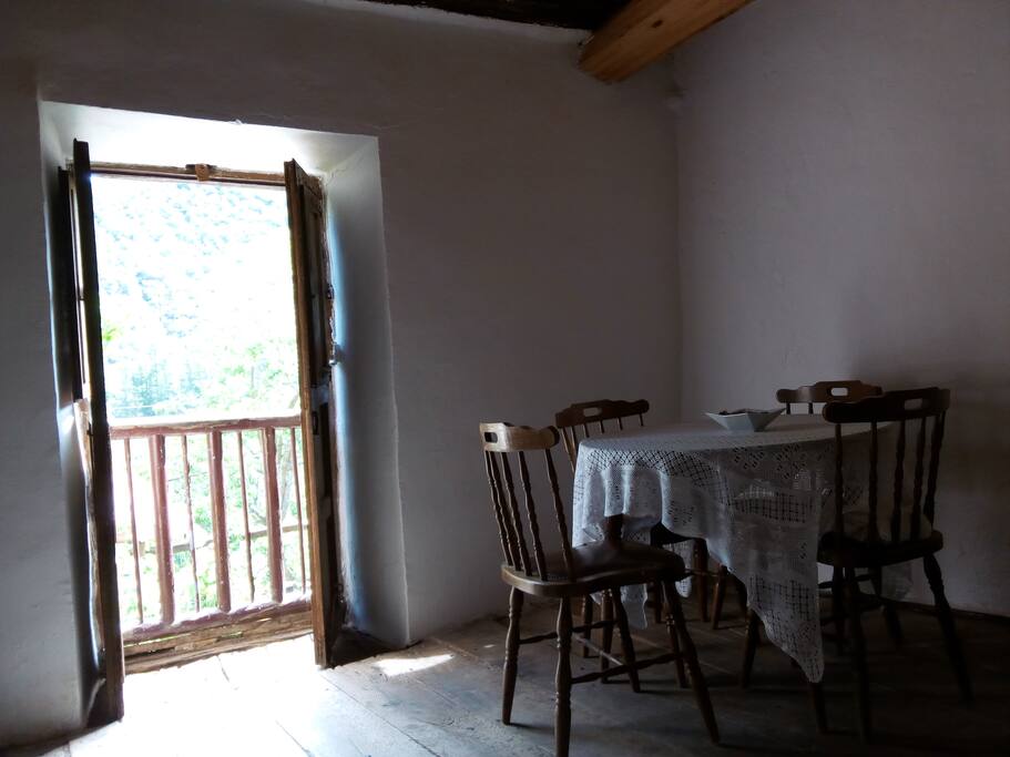Salón, con vistas a los verdes montes