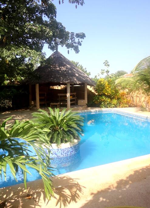 La piscine privée et le pool-house
