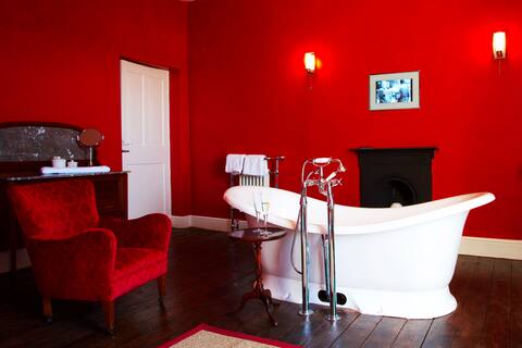 Romantic cottage with hot tub. Honeymoon favourite