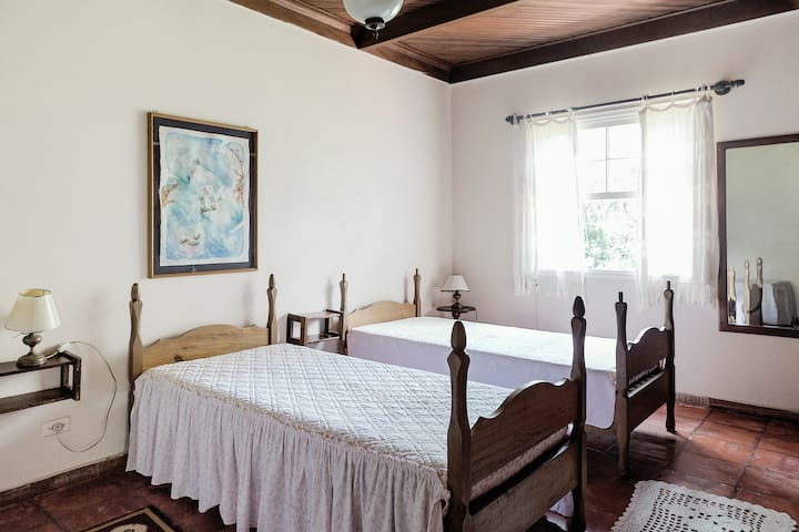 ห้องพักพร้อมเตียงเดี่ยว 3 หลังสำหรับเตียงสองชั้นและฟูกนอนอีก 2 หลัง