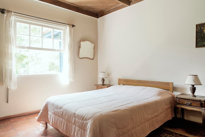 ห้องเตียงใหญ่หันหน้าไปทางสนามหน้าบ้าน