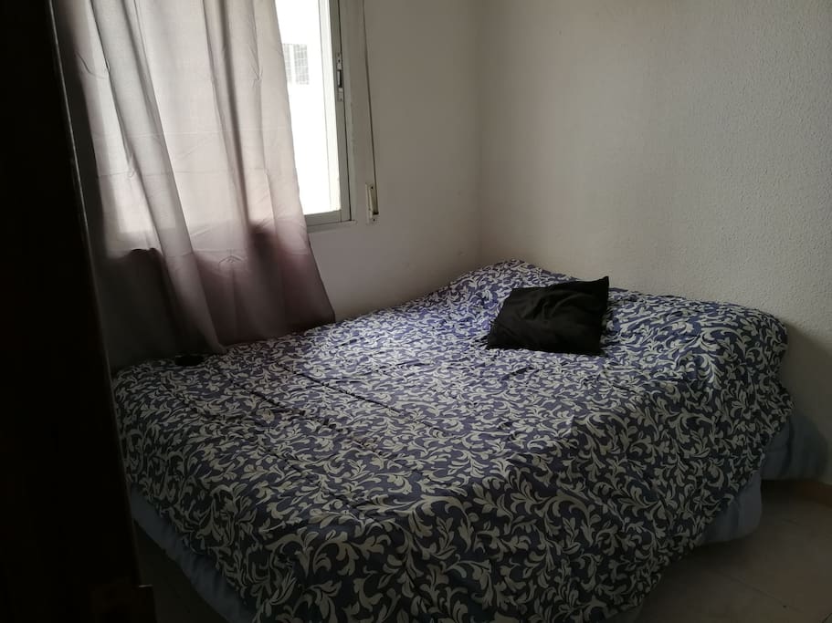 Cama doble y closet amplio. Todo el apartamento es muy luminoso.