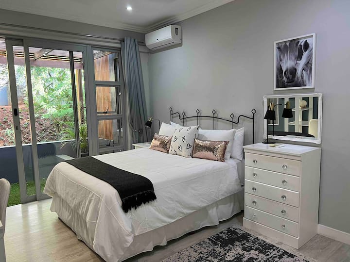 חדר שינה 2 עם מיטת קווין סייז ומרפסת פרטית קטנה. 