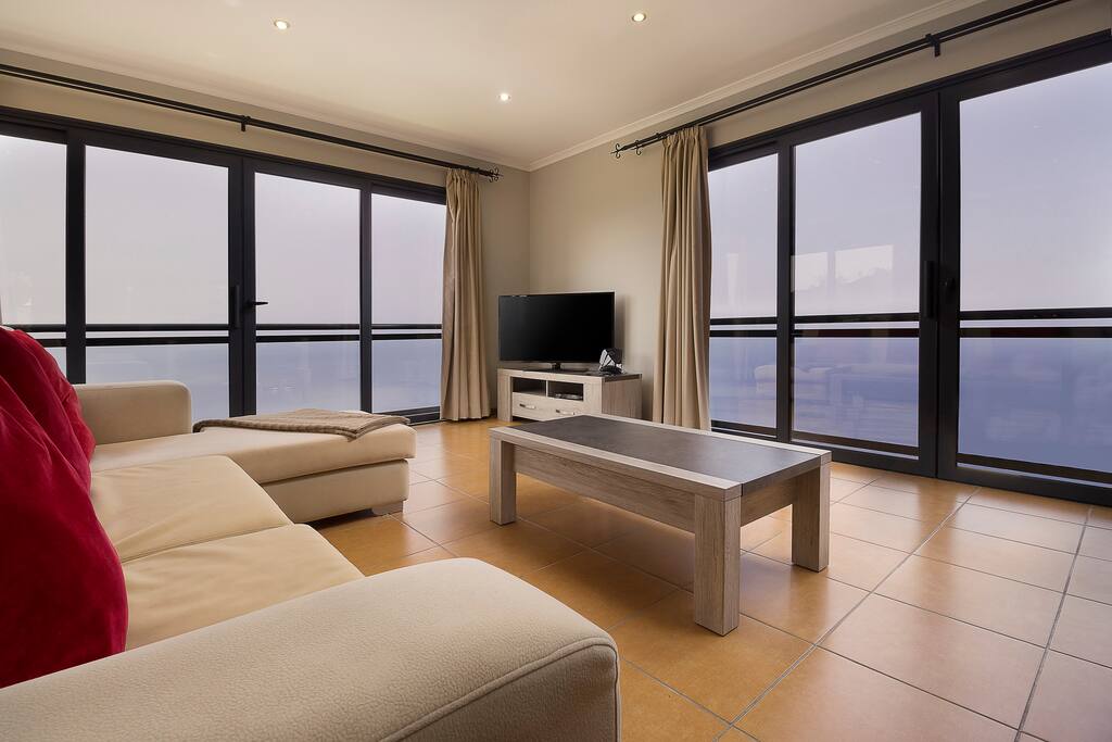 Sala com vista magnifica sobre o mar.