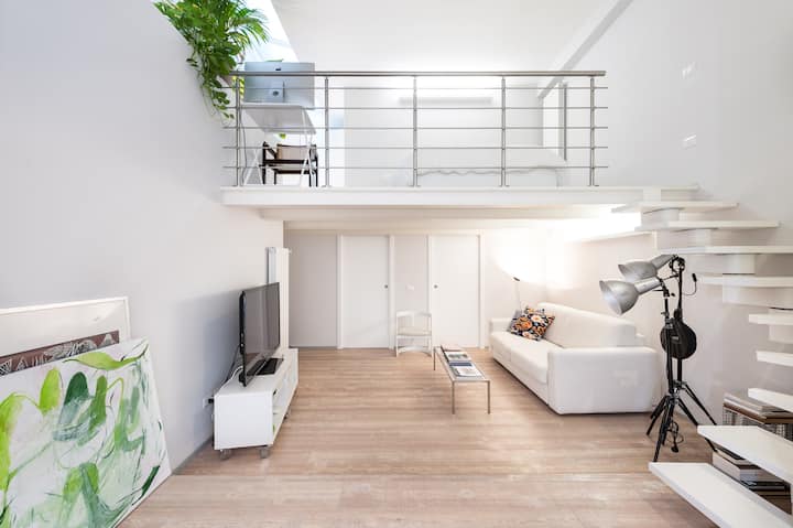 يرجى الملاحظة: تم التقاط الصور منذ بعض الوقت. الآن هناك المزيد من الفن والأشياء والنباتات.
سرير قابل للنفخ للضيوف يذهب إلى هنا.